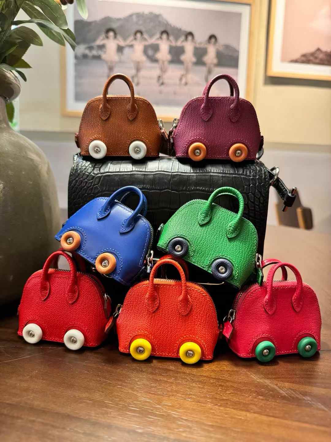 Luxury handcrafted，Cute keychains and backpack charms made of genuine leather. 钥匙、背包手工真皮挂件