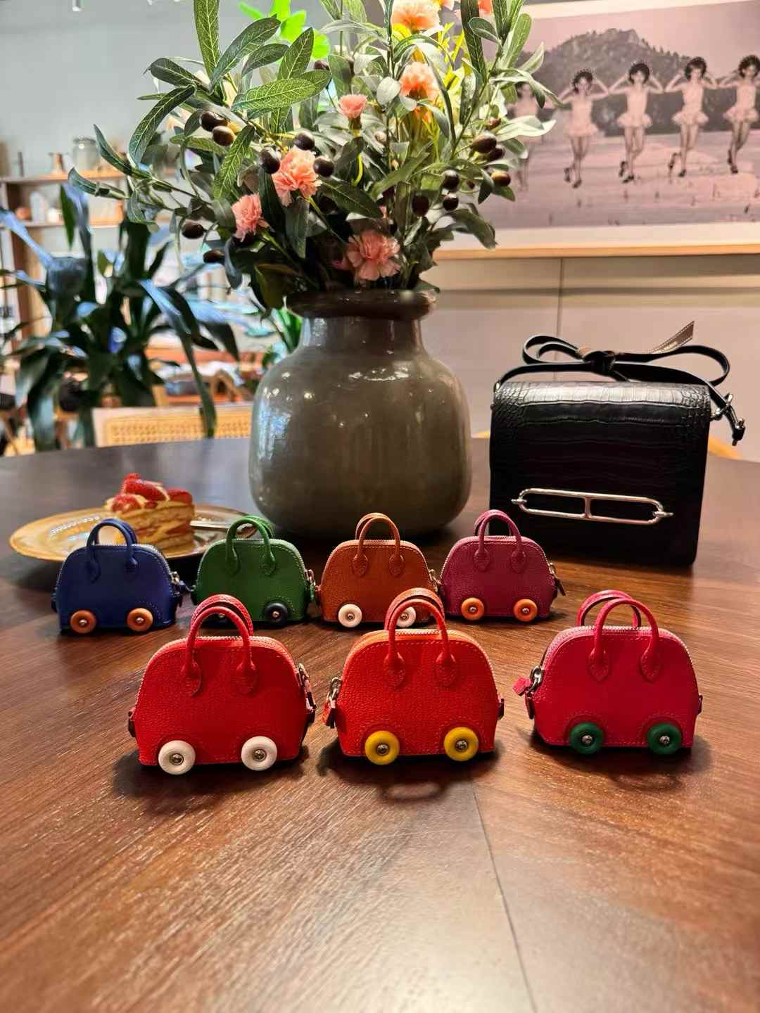 Luxury handcrafted，Cute keychains and backpack charms made of genuine leather. 钥匙、背包手工真皮挂件