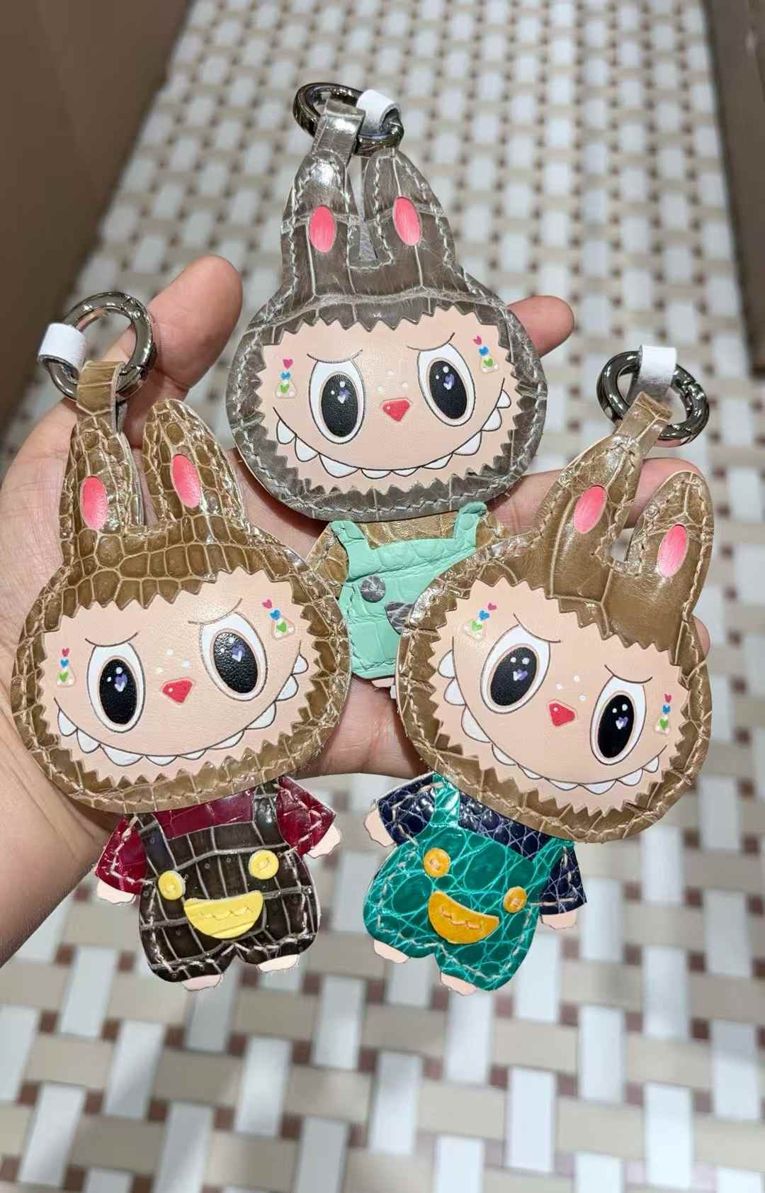 Luxury handcrafted，Cute keychains and backpack charms made. of genuine leather 钥匙、背包手工真皮挂件