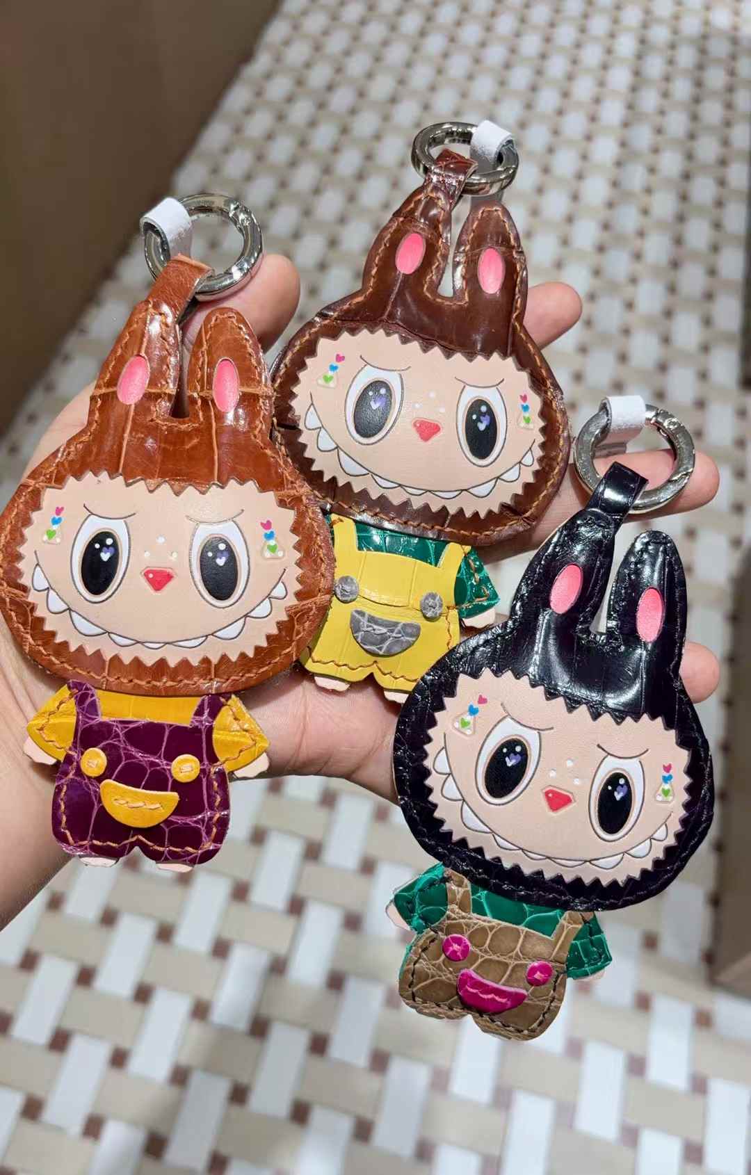 Luxury handcrafted，Cute keychains and backpack charms made of genuine leather 钥匙、背包手工真皮挂件