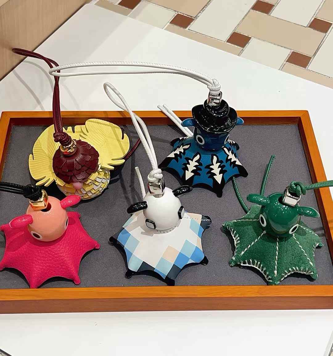 Luxury handcrafted.Cute keychains and backpack charms made of genuine leather 钥匙、背包手工真皮挂件