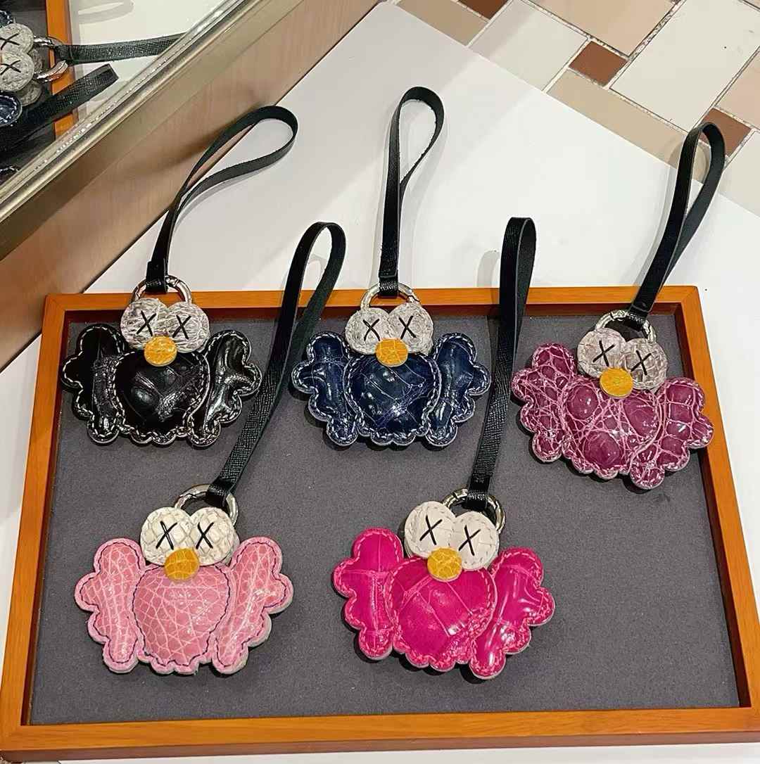 Luxury handcrafted，Cute keychains and backpack charms made. of genuine leather 钥匙、背包手工真皮挂件.