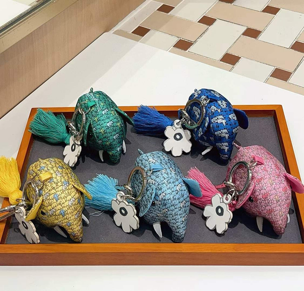 Luxury handcrafted，Cute keychains and backpack charms made. of genuine leather 钥匙、背包手工真皮挂件.