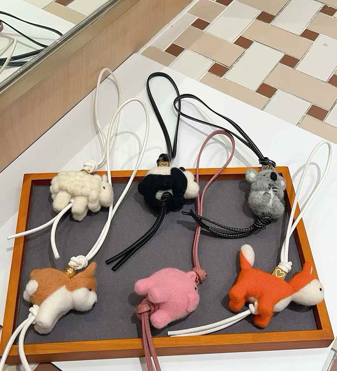 Luxury handcrafted，Cute keychains and backpack charms made.,of genuine leather 钥匙、背包手工真皮挂件