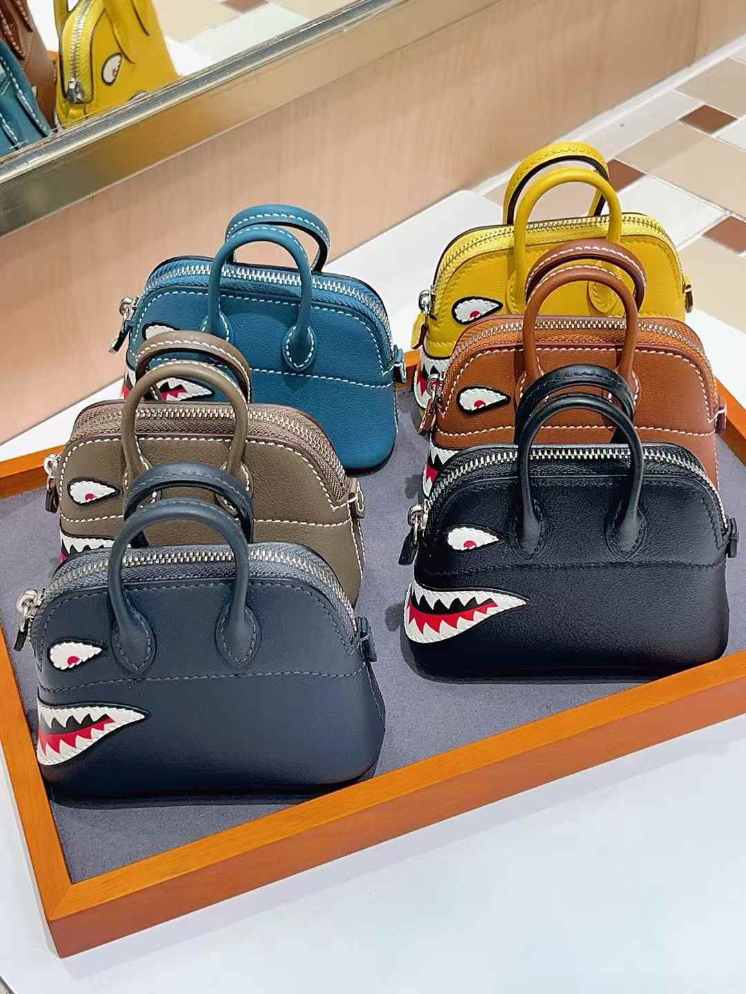 Luxury handcrafted,.Cute keychains and backpack charms made of genuine leather 钥匙、背包手工真皮挂件（副本）