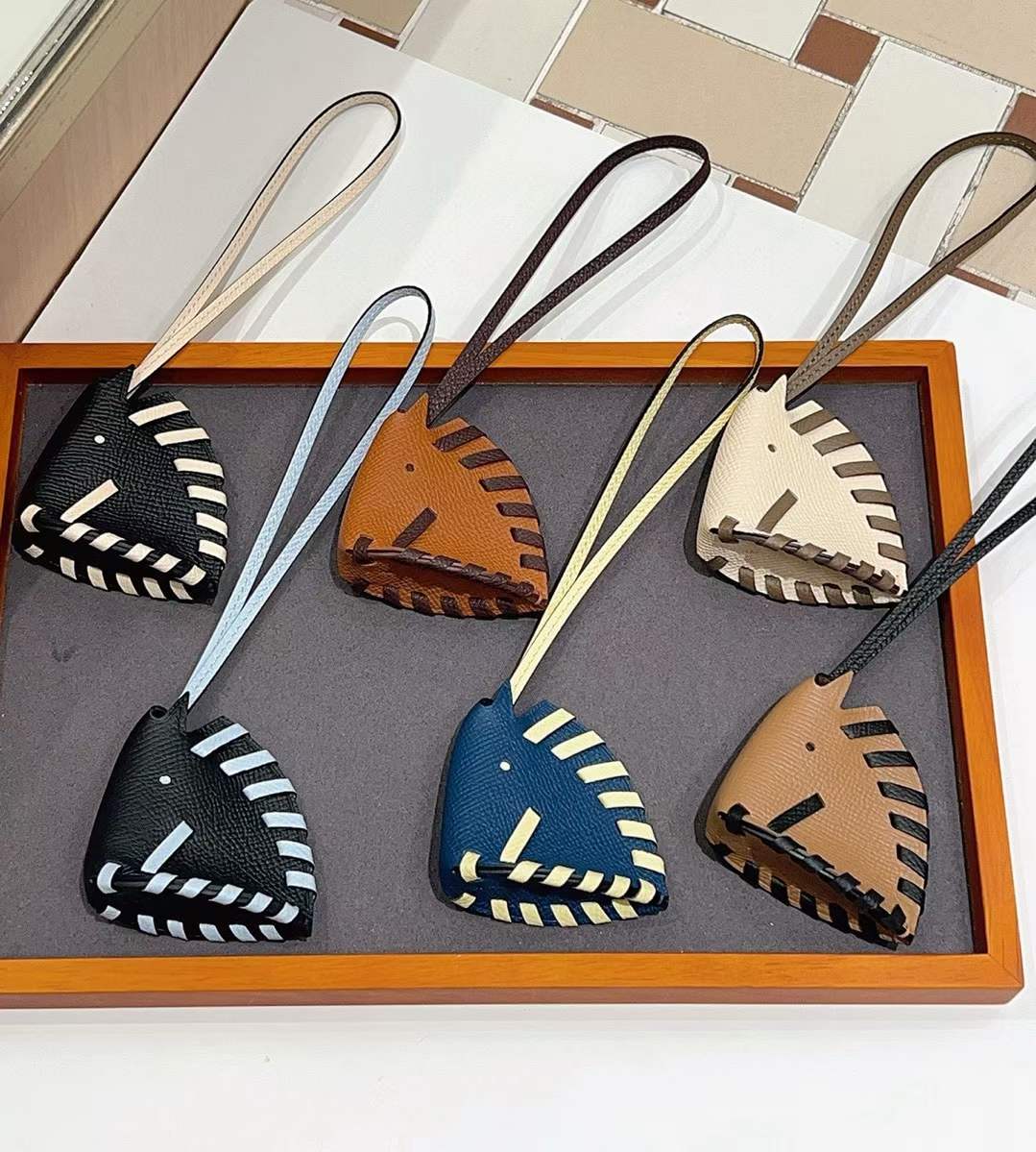 Luxury handcrafted，Cute keychains and backpack charms made..,of genuine leather 钥匙、背包手工真皮挂件