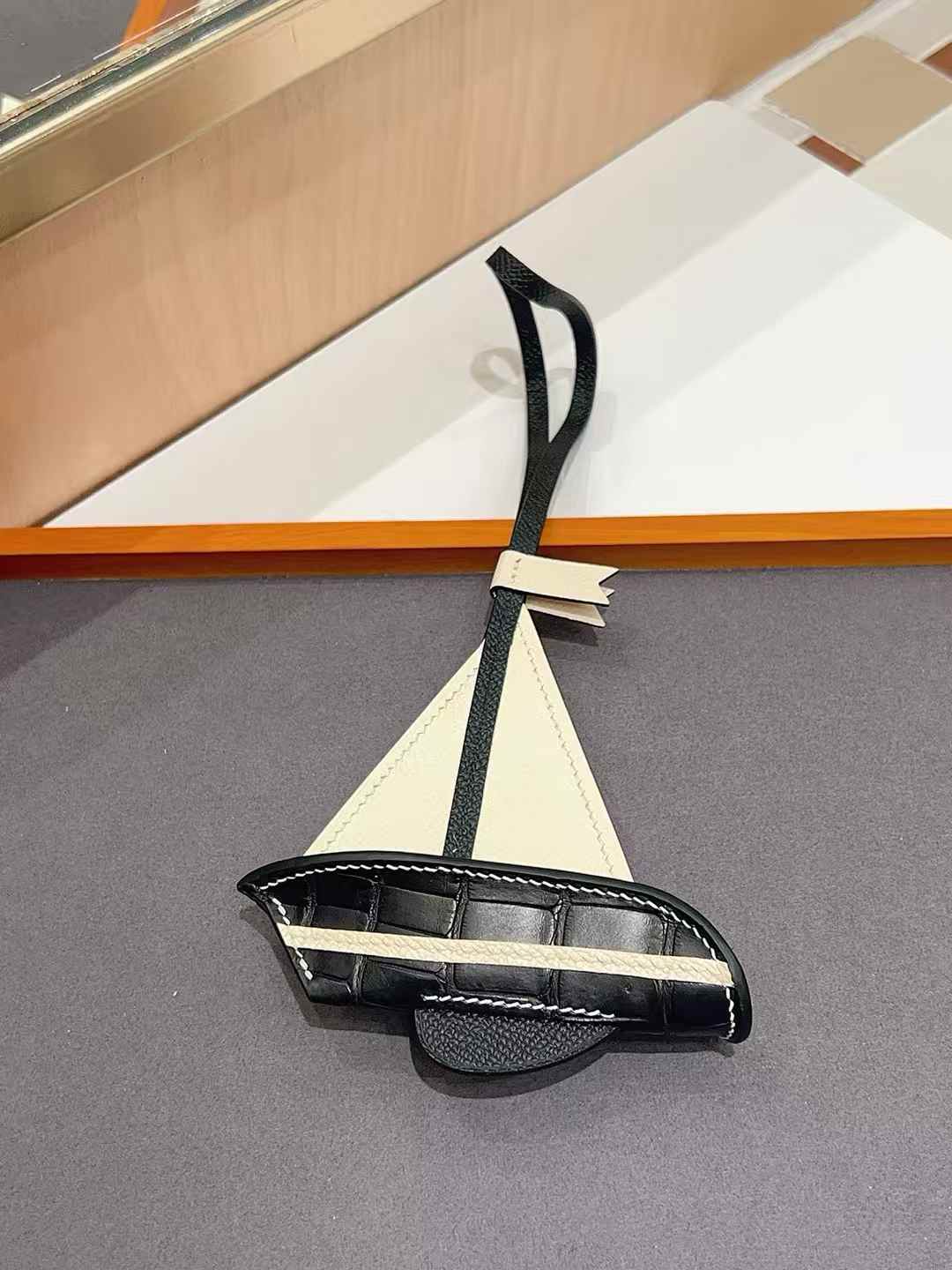 Luxury handcrafted，Cute keychains and backpack charms made.,of genuine leather 钥匙、背包手工真皮挂件