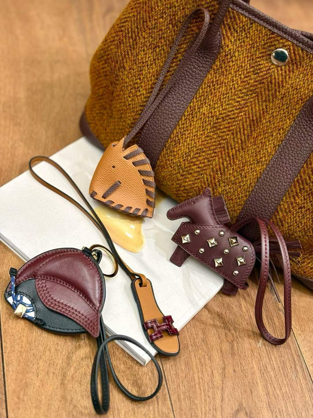 Luxury handcrafted .Cute keychains and backpack charms made of genuine leather 钥匙、背包手工真皮挂件，
