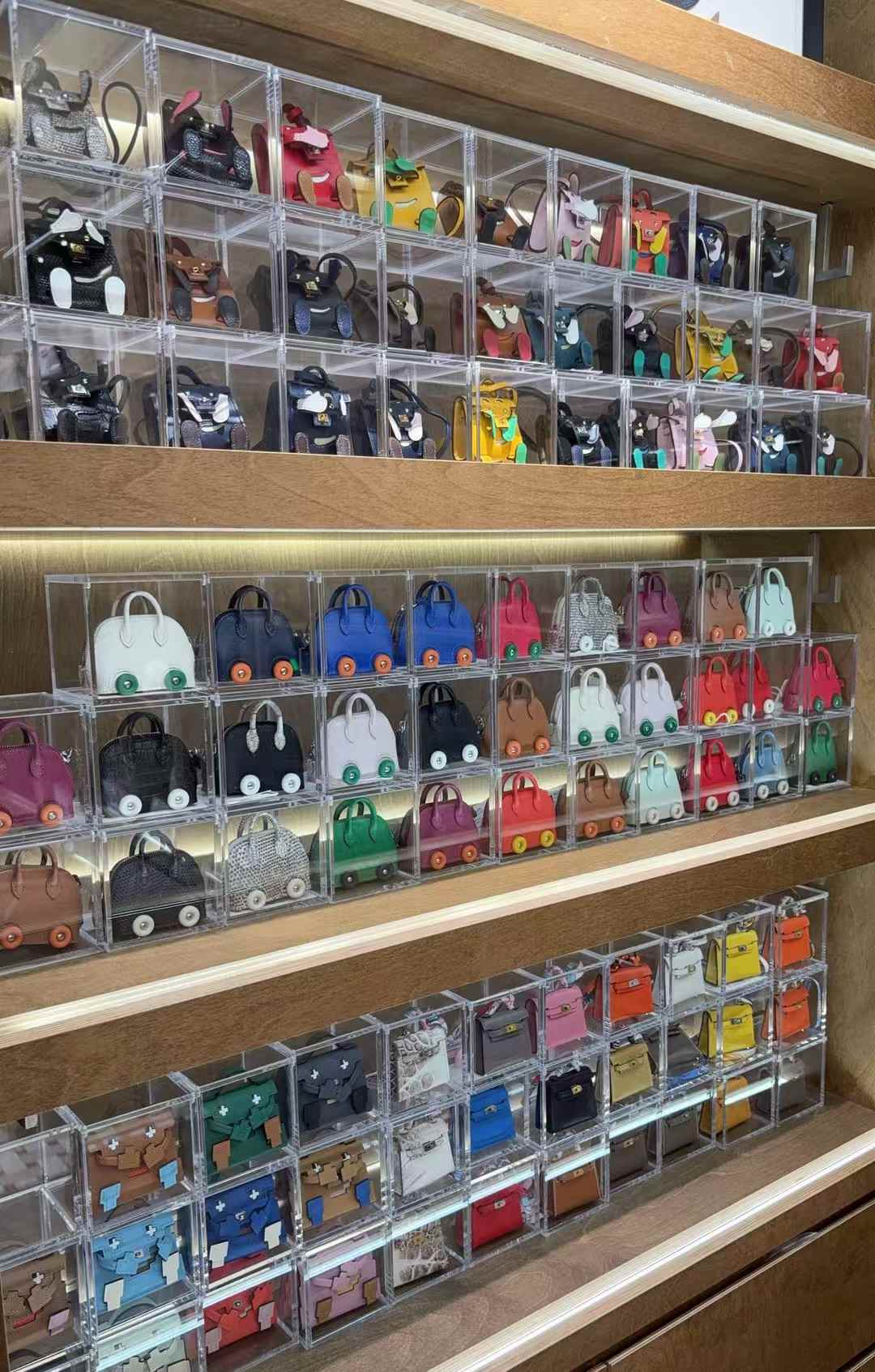 Luxury handcrafted,.Cute keychains and backpack charms made of genuine leather 钥匙、背包手工真皮挂件（副本）