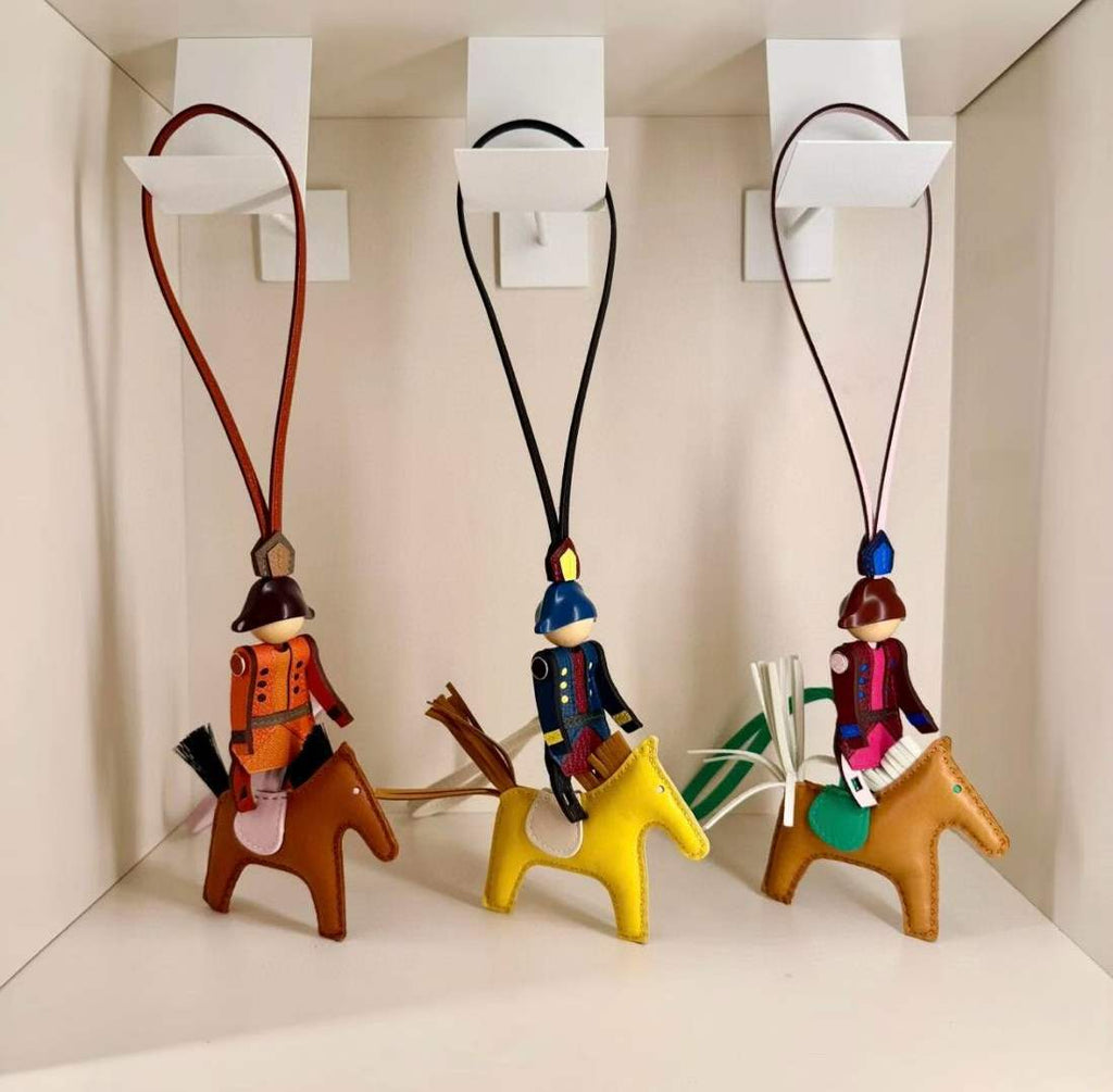 Luxury handcrafted .Cute keychains and backpack charms made of genuine leather 钥匙、背包手工真皮挂件，