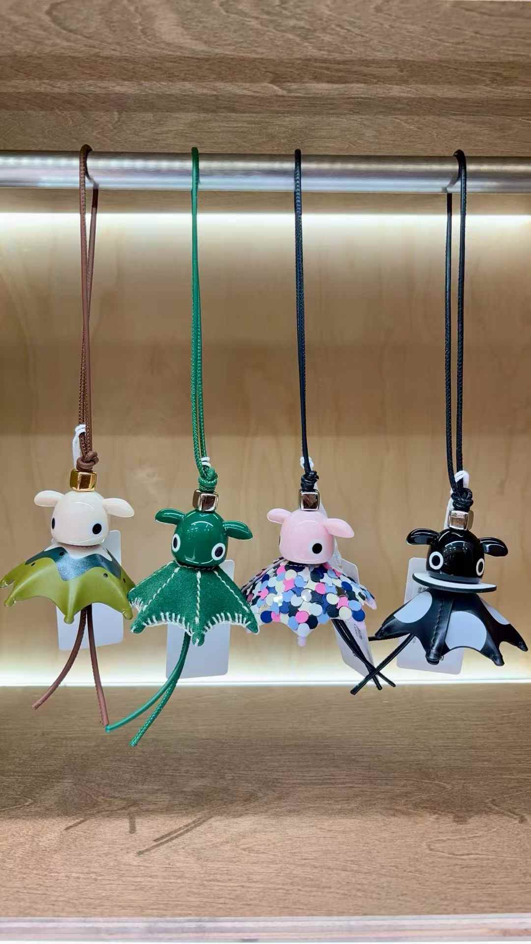 Luxury handcrafted.Cute keychains and backpack, charms made of genuine leather 钥匙、背包手工真皮挂件..（副本）