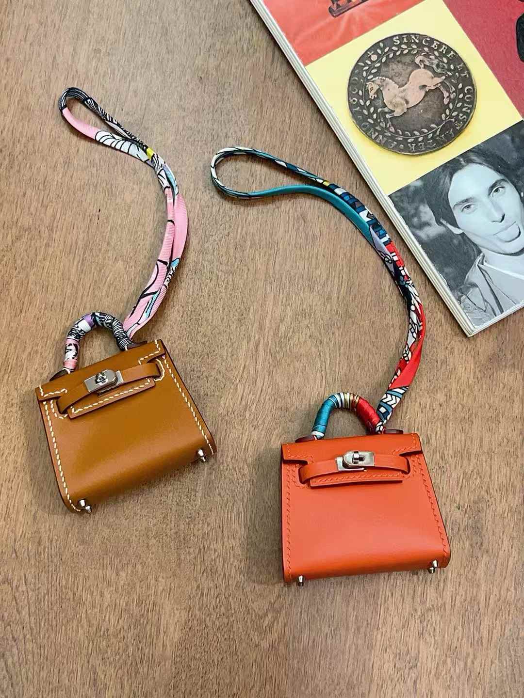Luxury handcrafted,.Cute keychains and backpack charms made of genuine leather 钥匙、背包手工真皮挂件（副本）