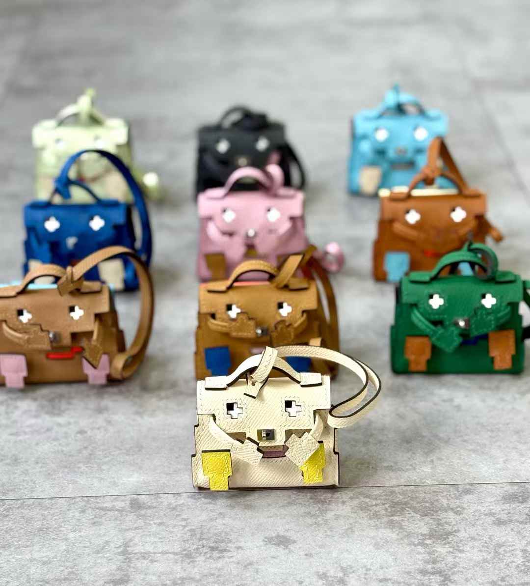 Luxury handcrafted,.Cute keychains and backpack charms made of genuine leather 钥匙、背包手工真皮挂件（副本）