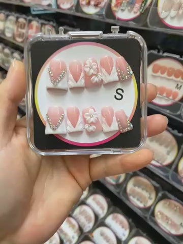 press-on nails ＄35            005