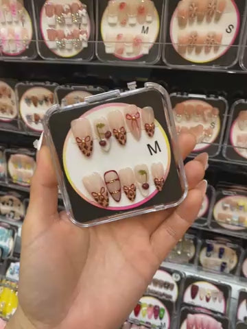 press-on nails ＄35     004